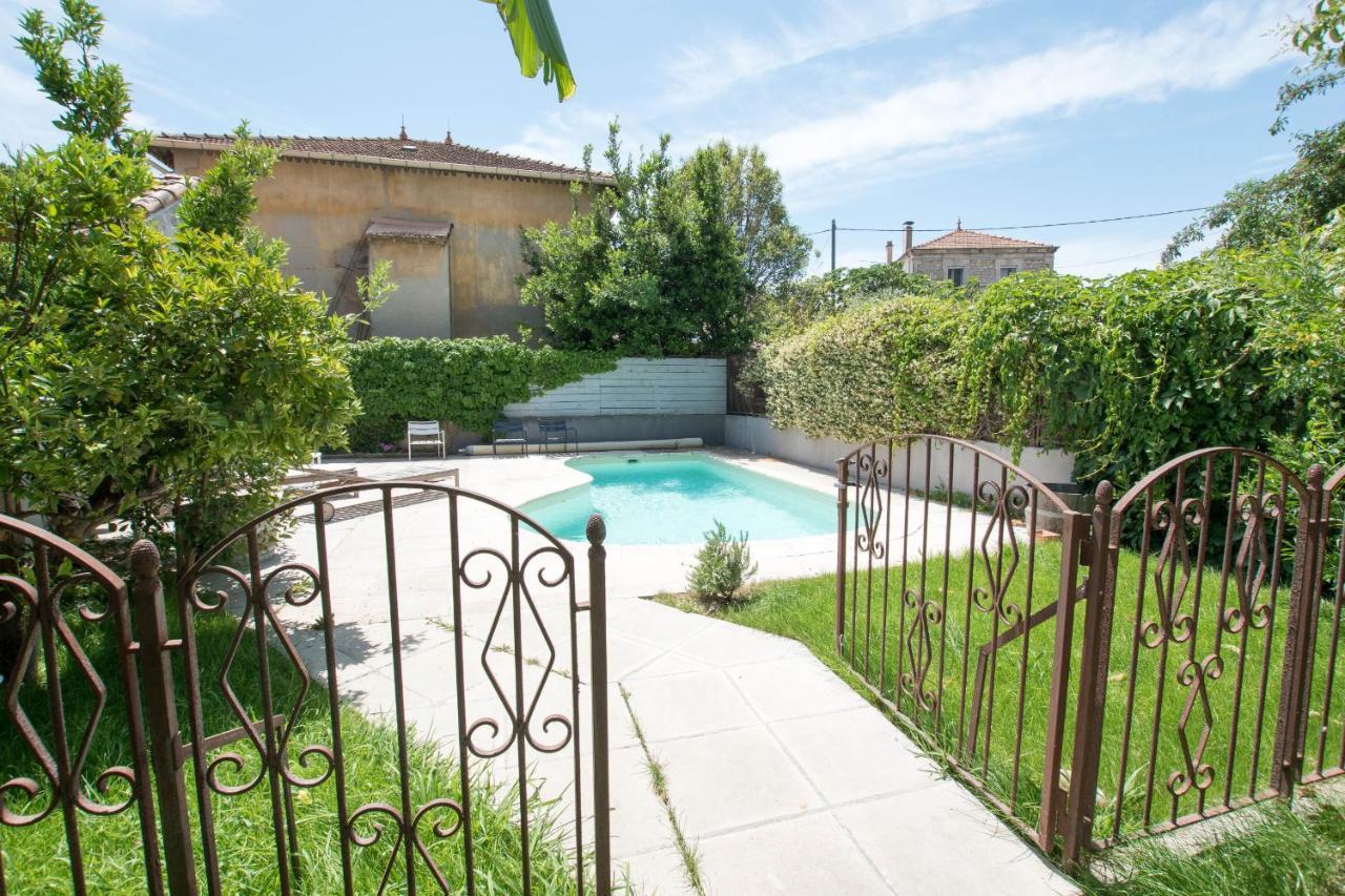 Palmeira - Grande maison en ville avec Piscine Arles Exterior foto